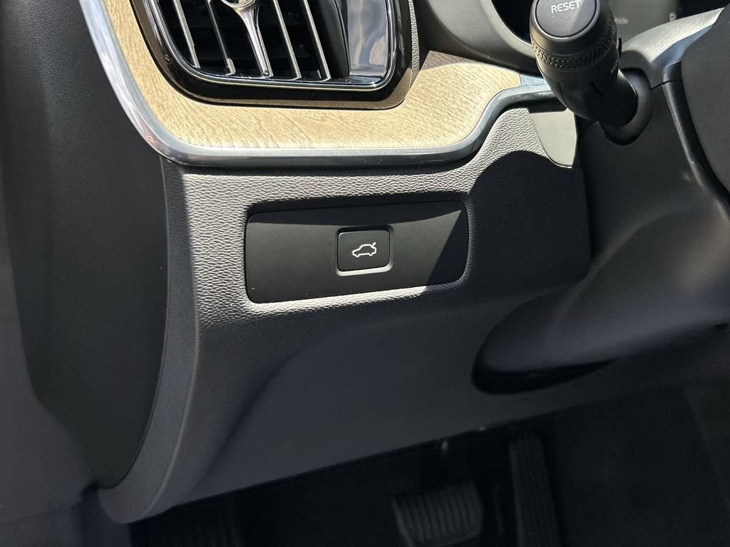 New 2026 Volvo XC60 B5 Plus w/ Protection Package Premier AWD/4WD image 17