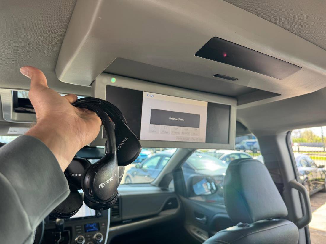 Used 2020 Toyota Sienna SE Premium w/ Nightshade Edition image 14