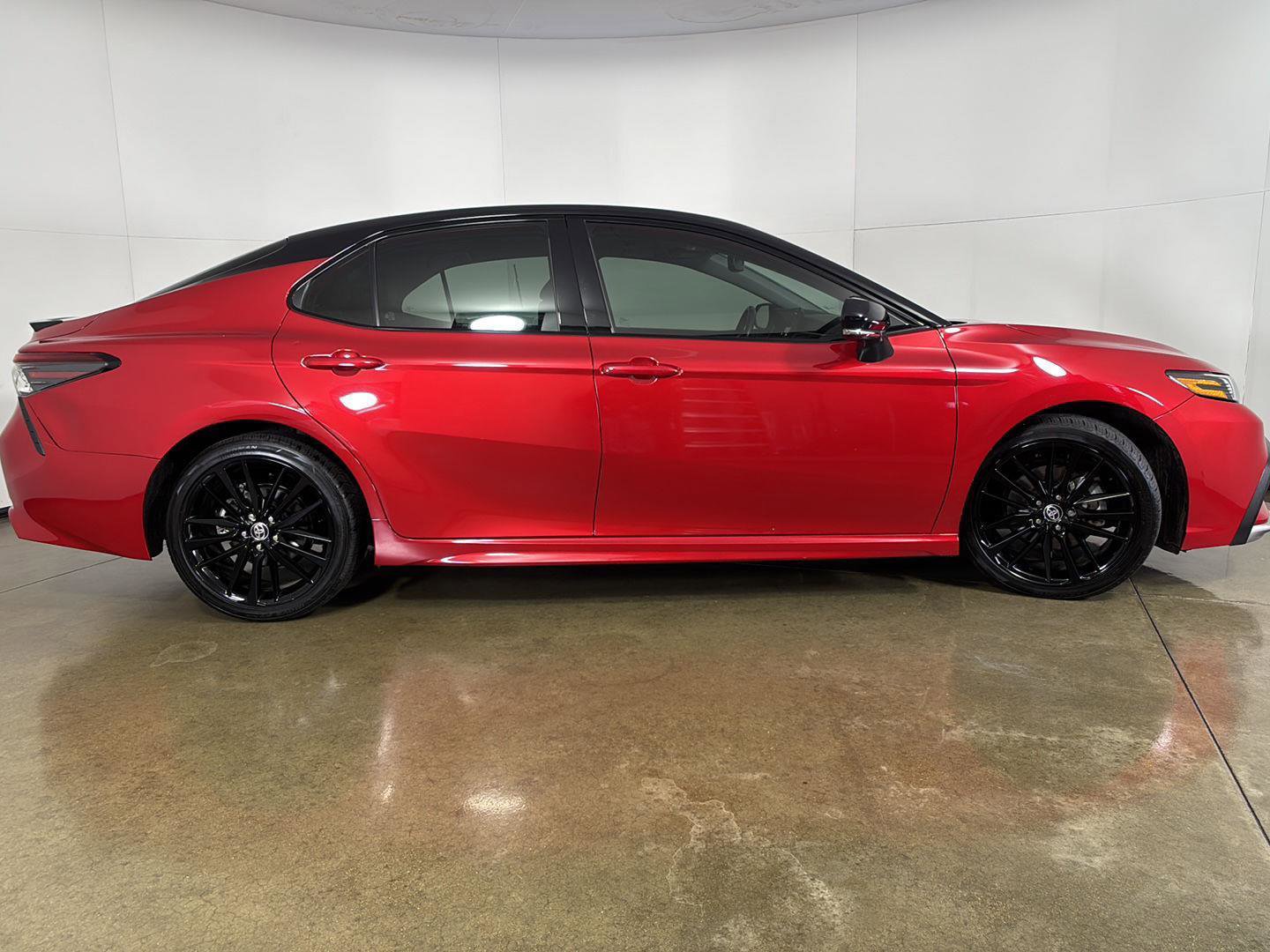 Used 2022 Toyota Camry XSE FWD image 13