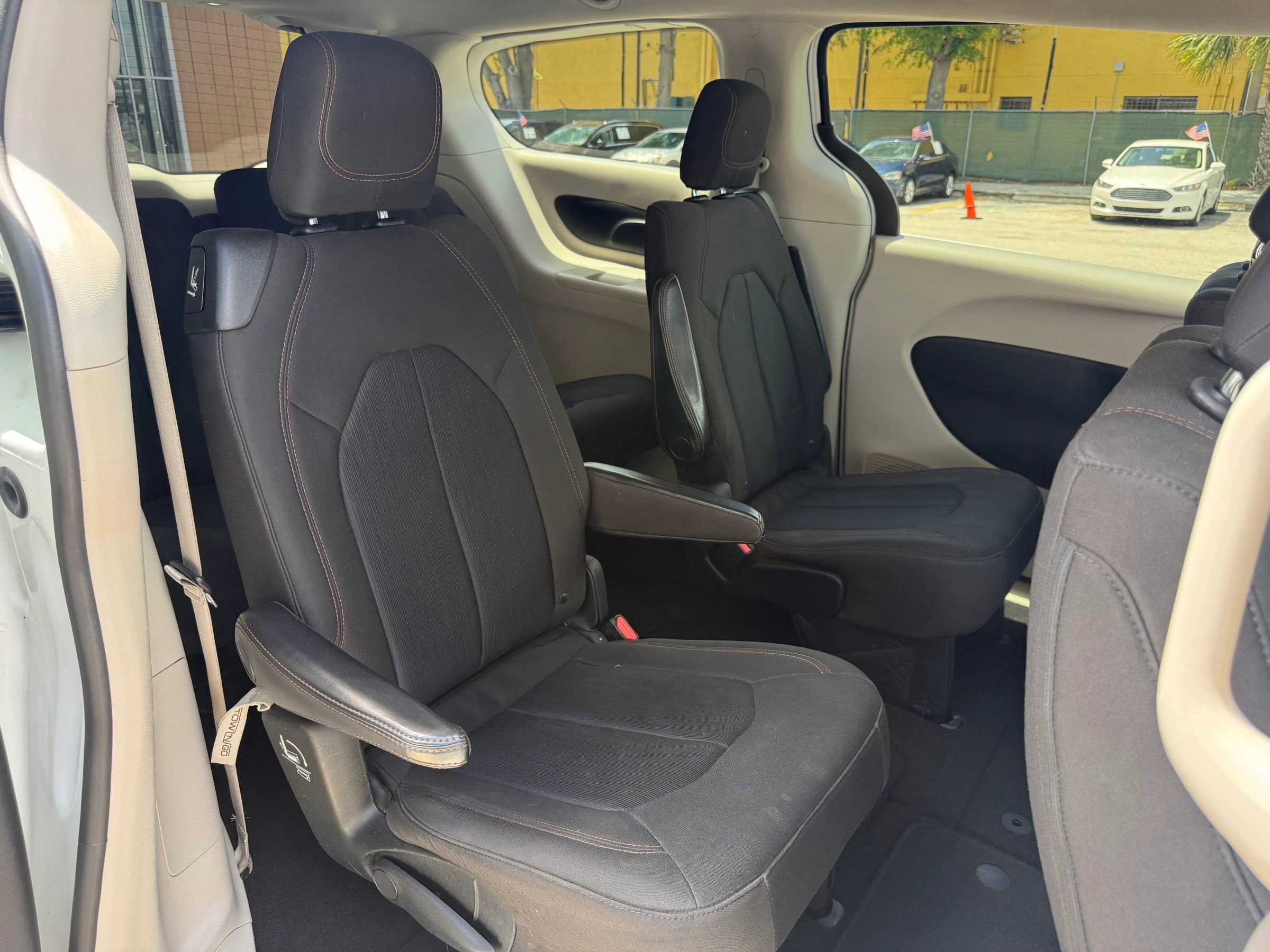 Used 2017 Chrysler Pacifica Touring FWD image 16