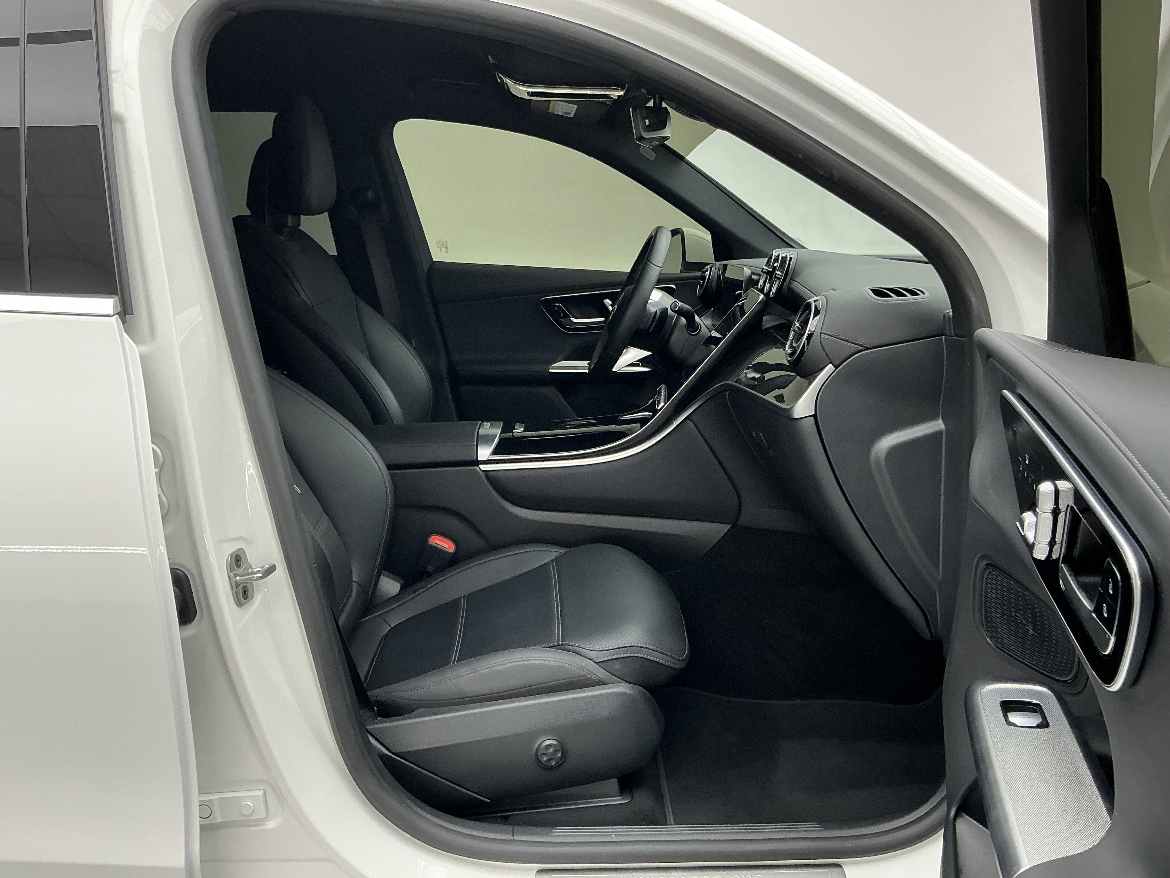 Used 2024 Mercedes-Benz GLC 300 4MATIC image 24