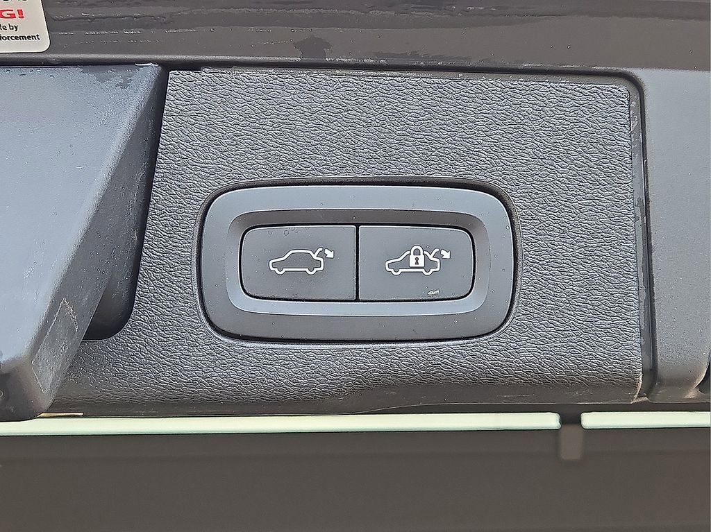 Certified 2023 Volvo XC60 B5 Plus w/ Climate Package image 15