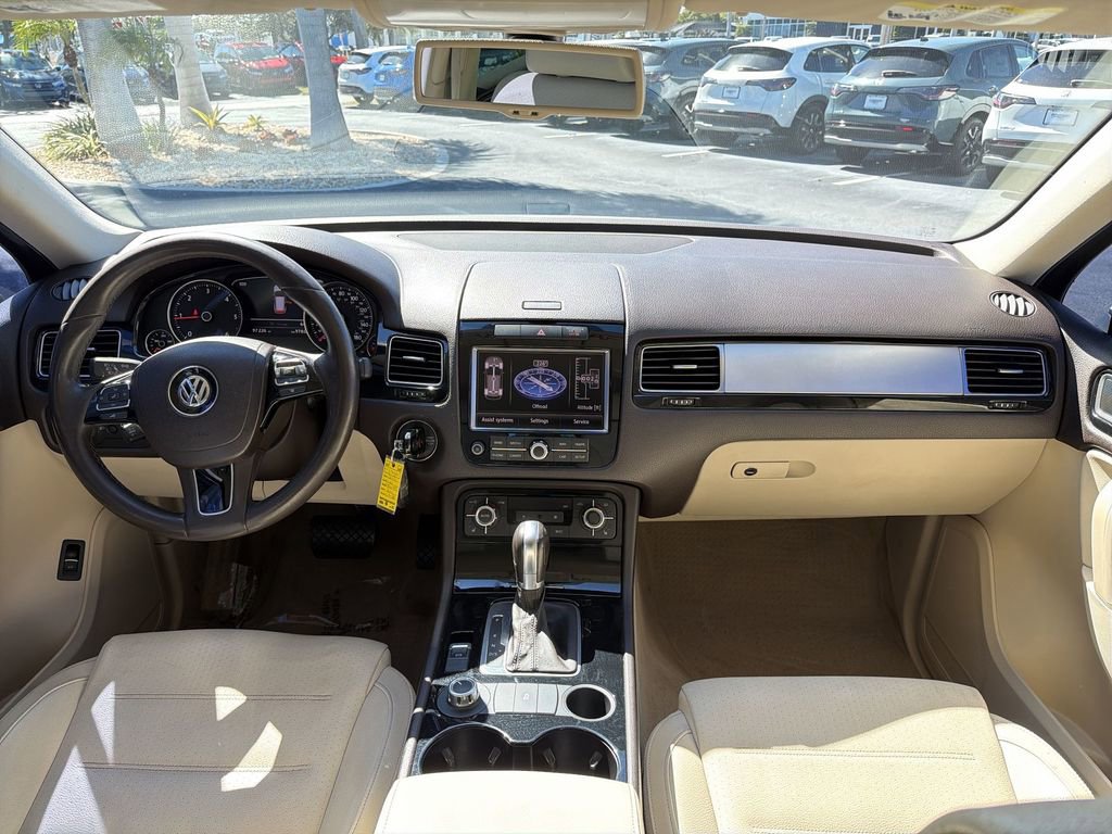 Used 2013 Volkswagen Touareg Sport image 10