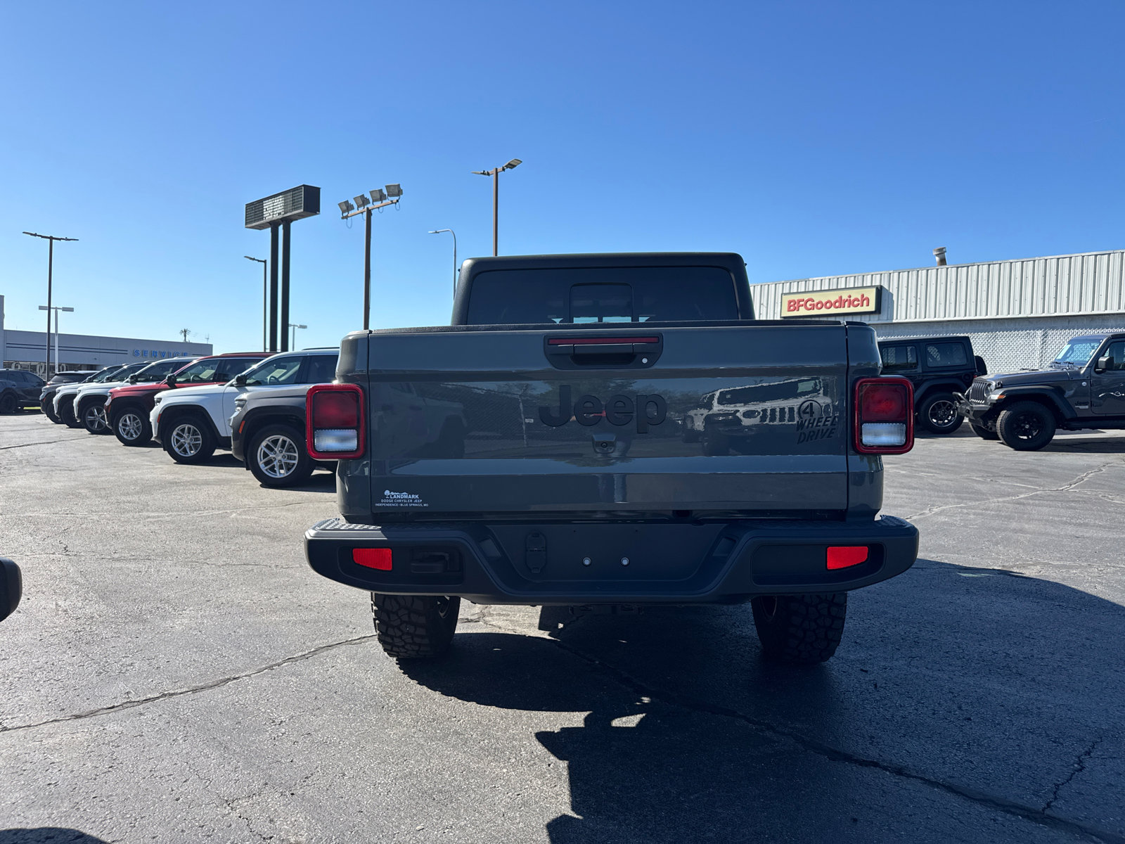 Used 2023 Jeep Gladiator Willys AWD/4WD image 4