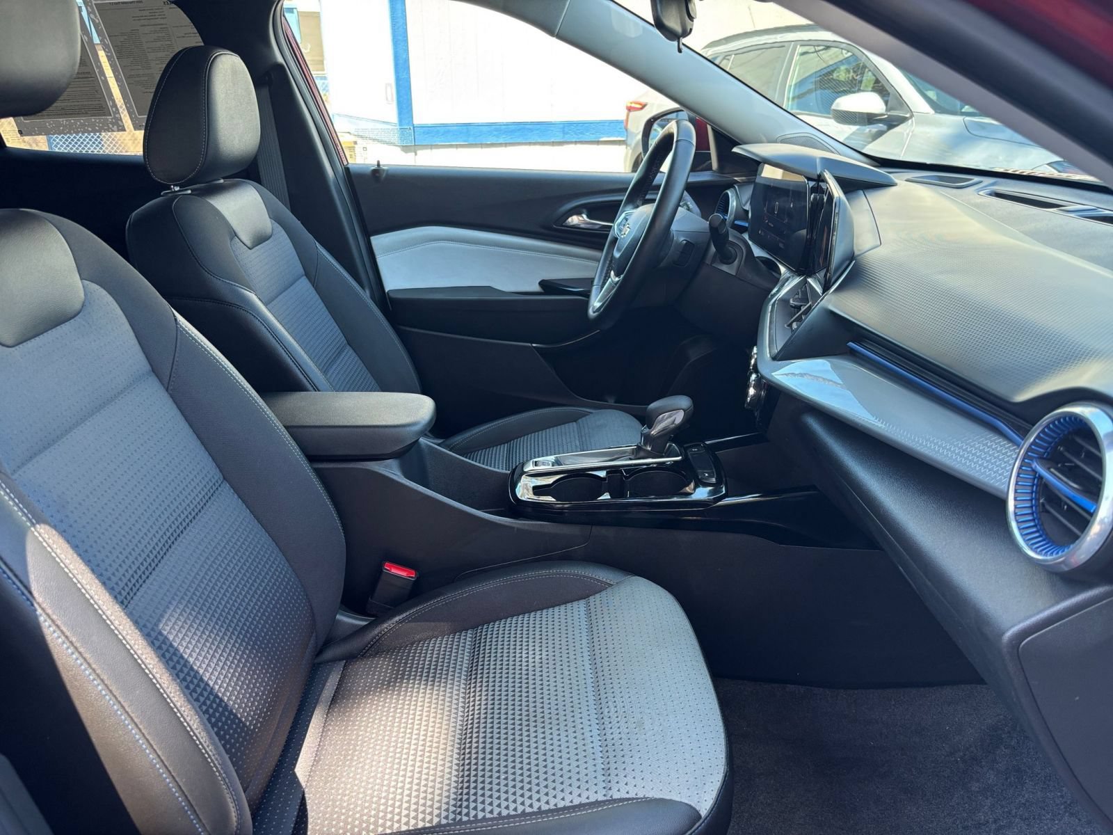 Used 2025 Chevrolet Trax LT w/ LT Convenience Package FWD image 34