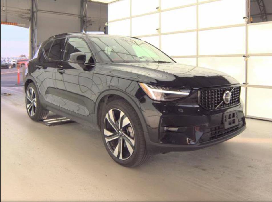 Used 2025 Volvo XC40 B5 Plus image 4