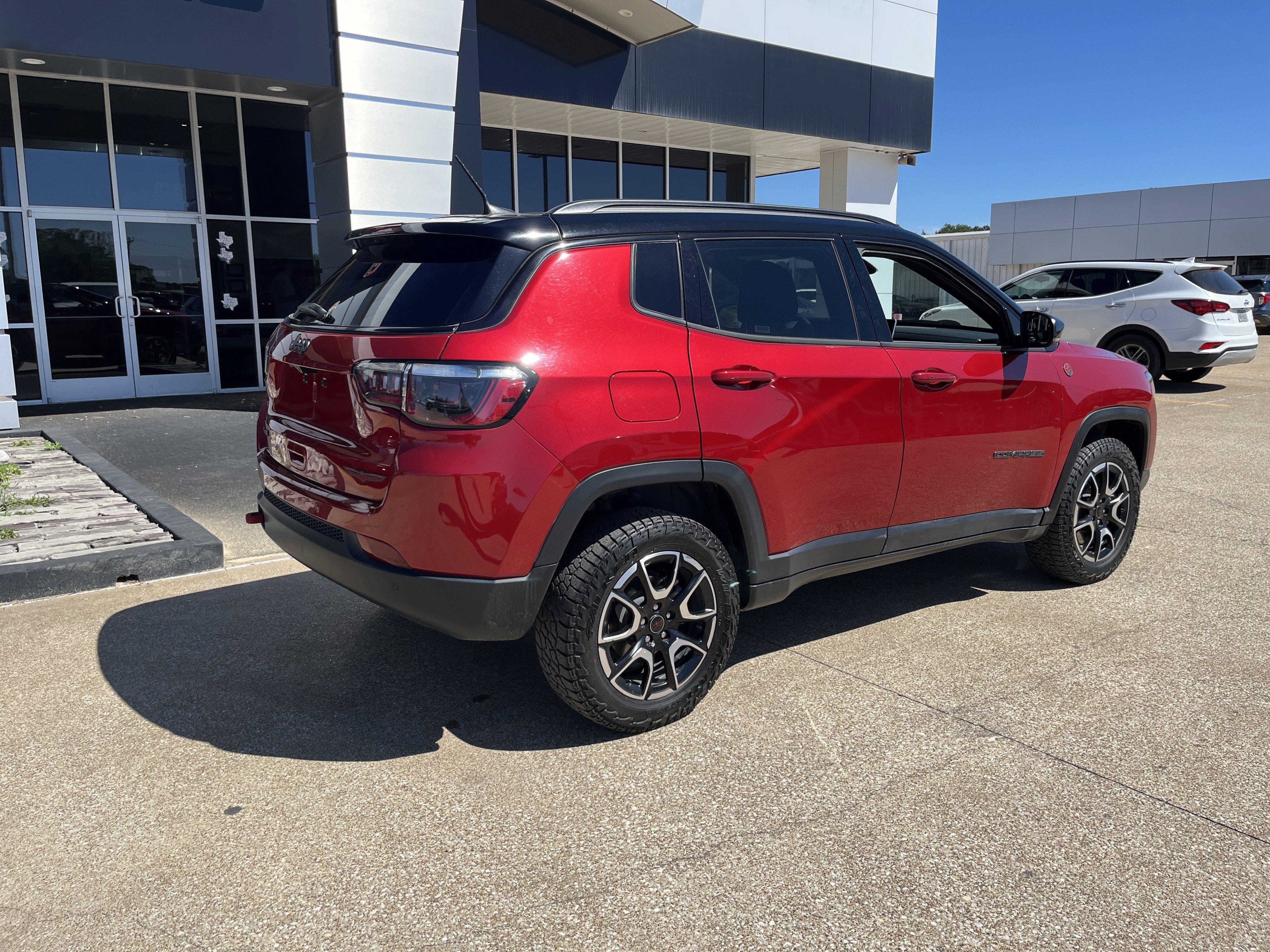 Used 2025 Jeep Compass Trailhawk image 3
