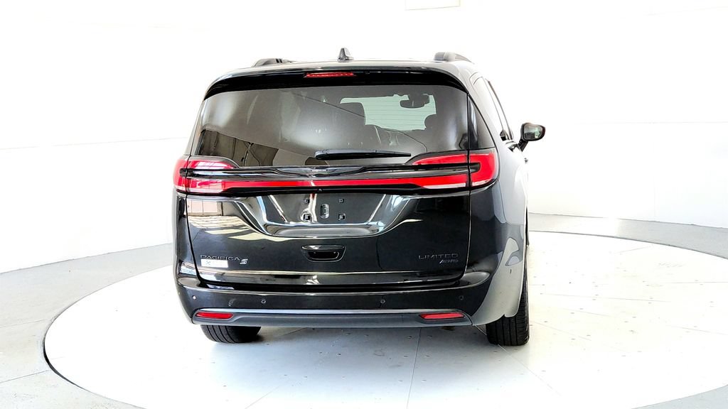 Used 2023 Chrysler Pacifica Limited w/ Uconnect Theater Family Group AWD/4WD image 5