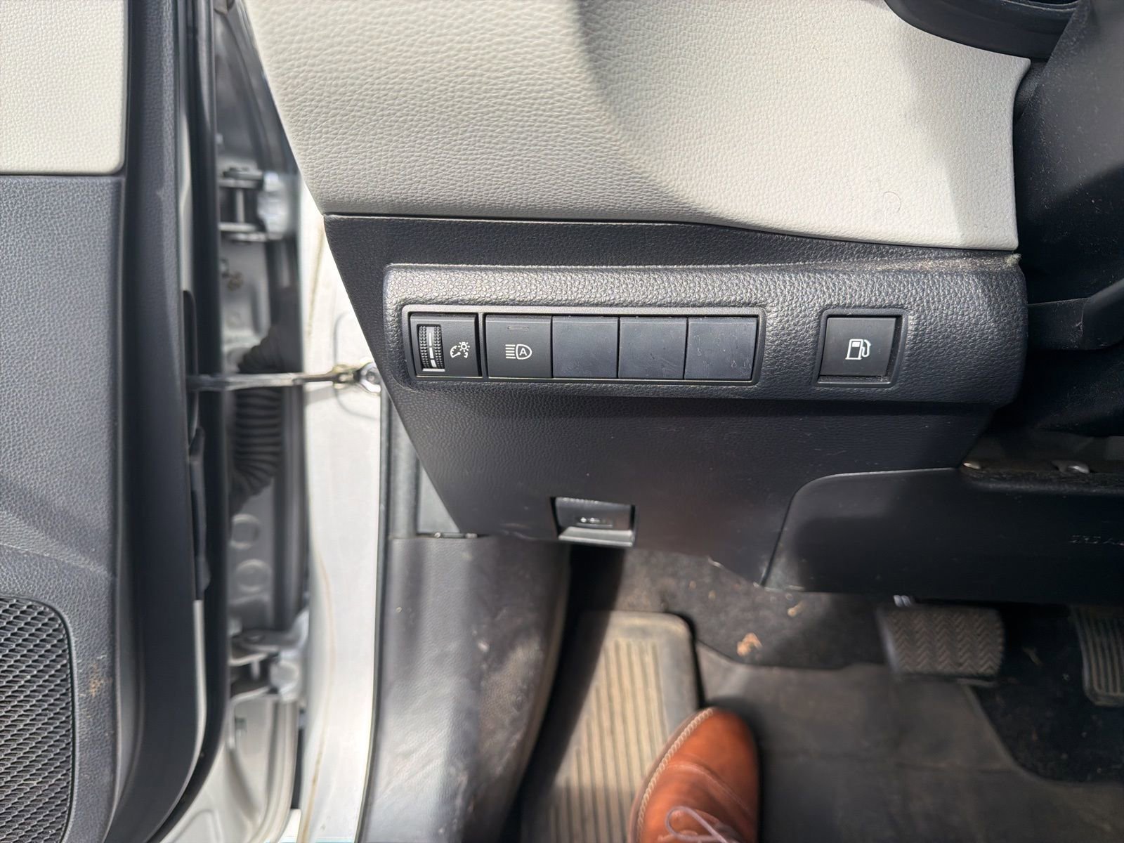 Used 2020 Toyota Corolla LE image 11