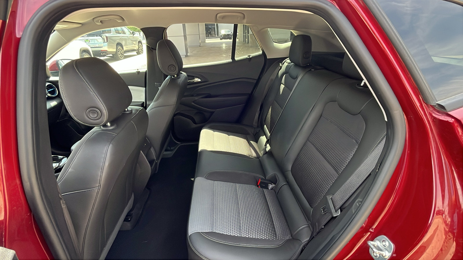 Used 2025 Chevrolet Trax LT FWD image 24