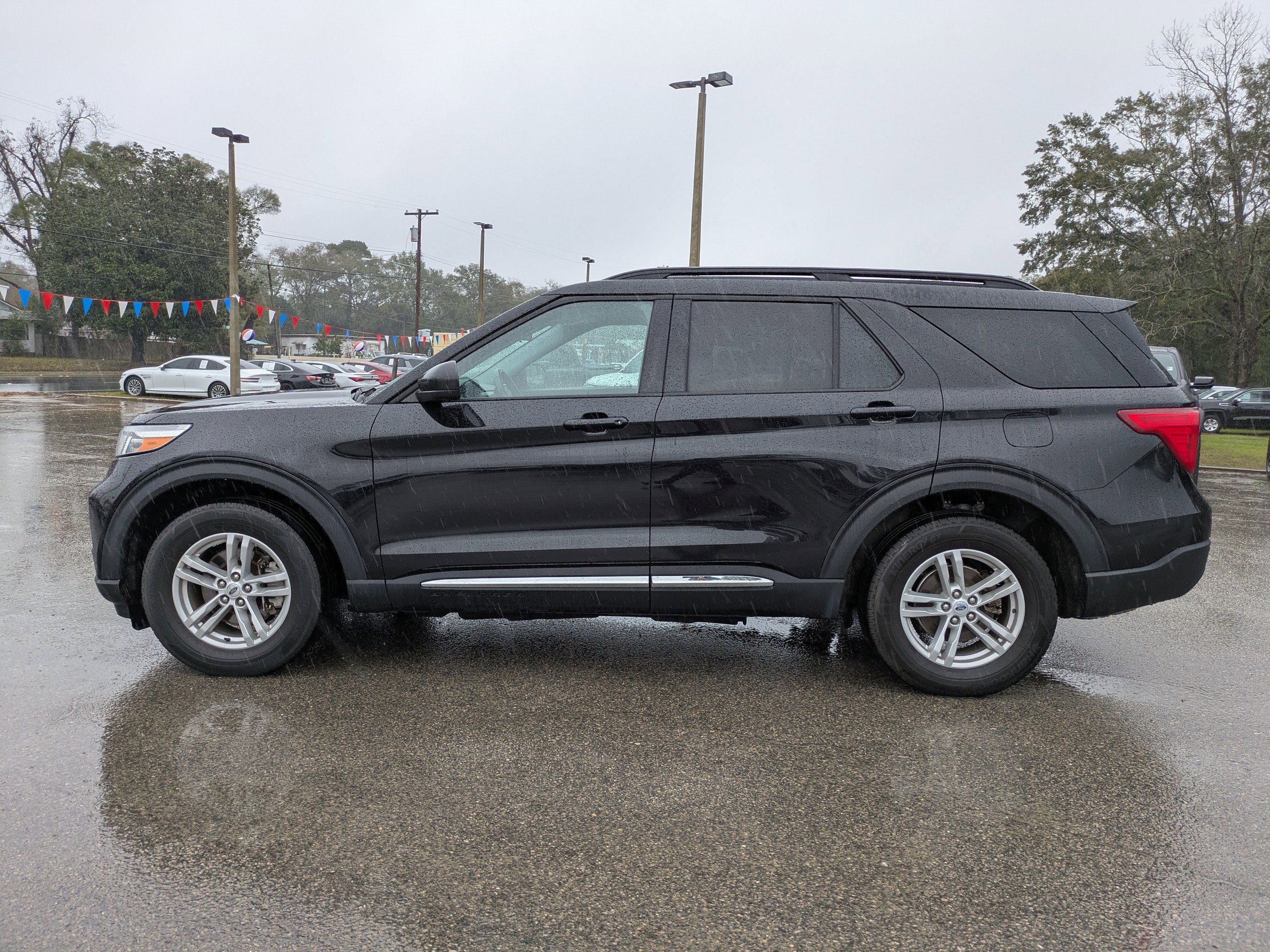 Used 2022 Ford Explorer XLT w/ Equipment Group 202A image 7