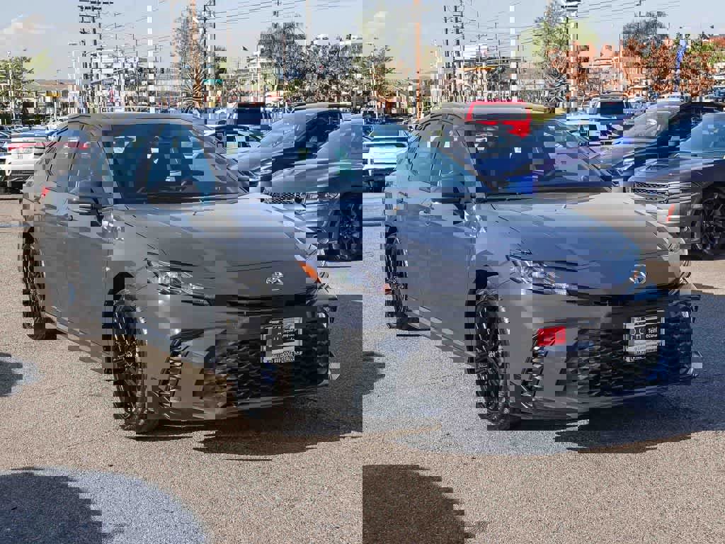 Used 2025 Toyota Camry SE image 3