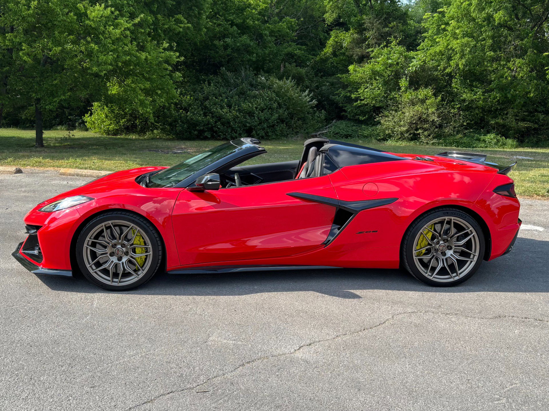 Used 2023 Chevrolet Corvette Z06 w/ Stealth Interior Trim Package RWD image 13
