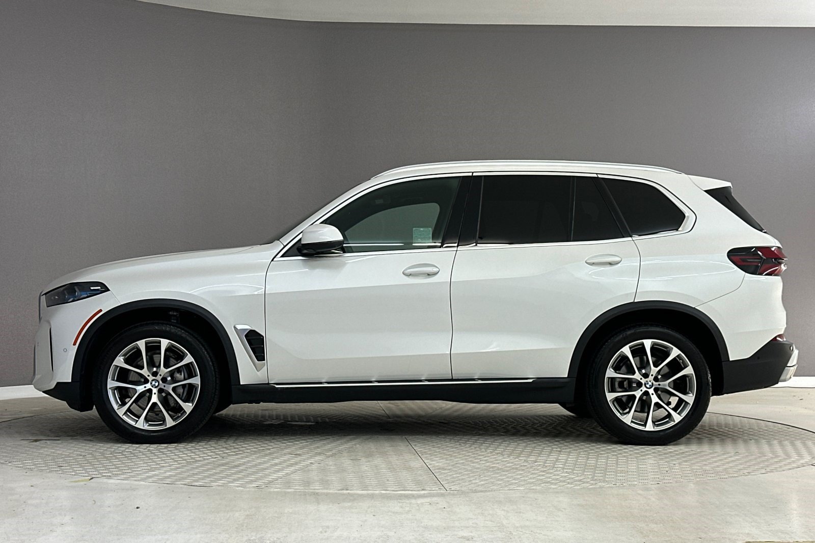 Certified 2025 BMW X5 xDrive40i w/ Parking Assistance Package AWD/4WD image 2