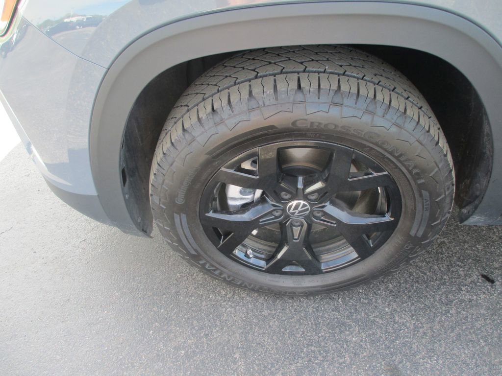 Used 2025 Volkswagen Atlas Peak Edition SE AWD/4WD image 13