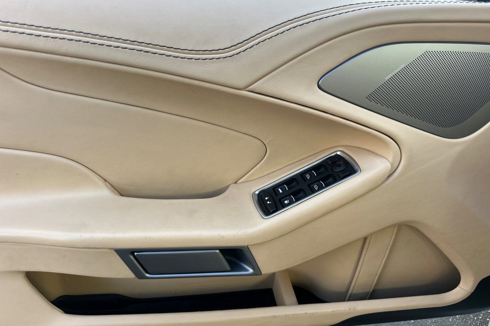 Used 2014 Aston Martin Vanquish Coupe image 12