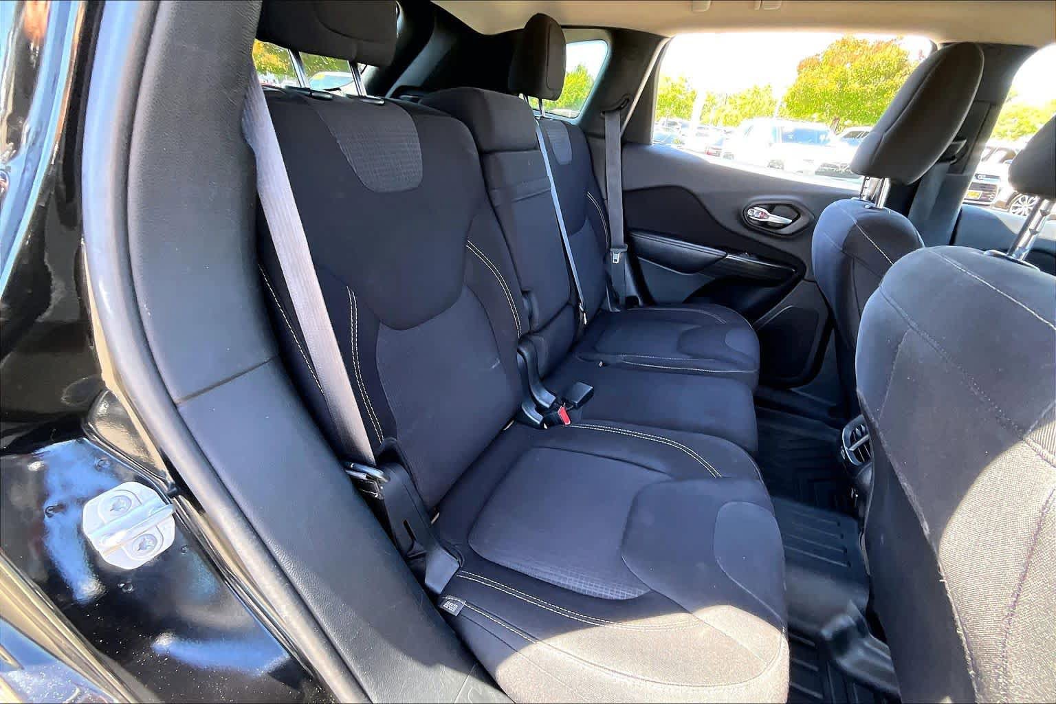 Used 2016 Jeep Cherokee Latitude FWD image 19