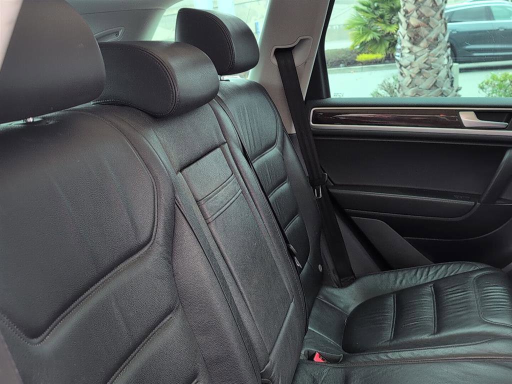 Used 2014 Volkswagen Touareg TDI image 14