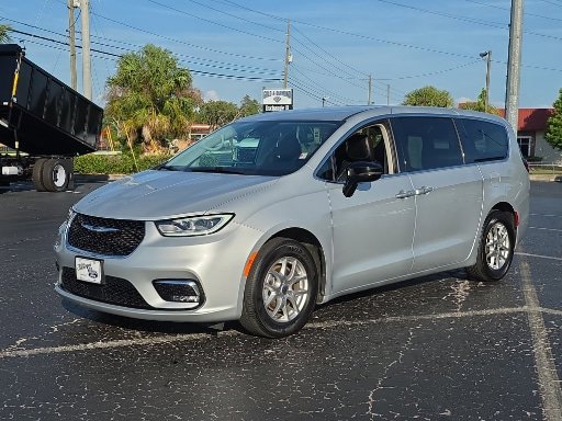 Used 2024 Chrysler Pacifica Touring-L FWD image 10
