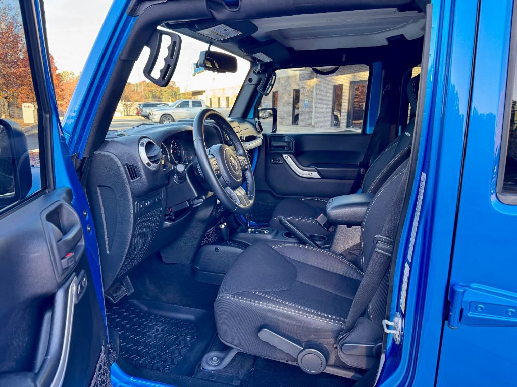 Used 2015 Jeep Wrangler Unlimited Rubicon w/ Connectivity Group image 11