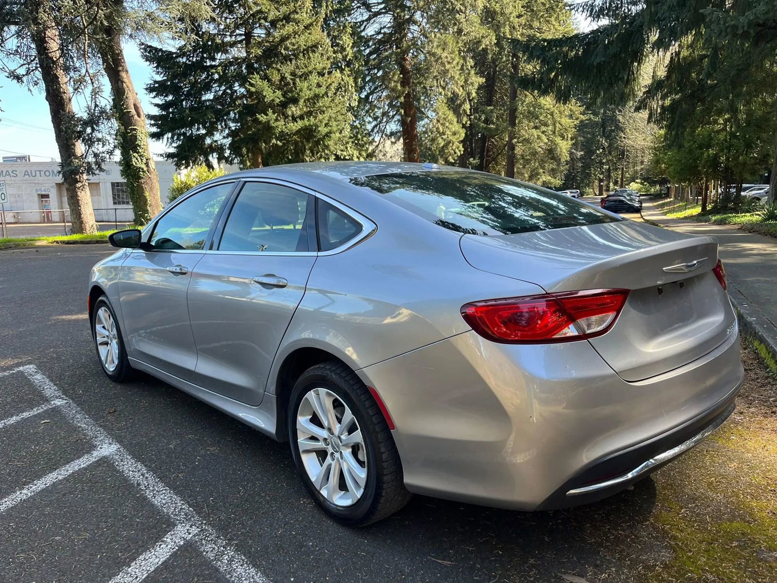 Used 2015 Chrysler 200 Limited w/ Convenience Group image 4