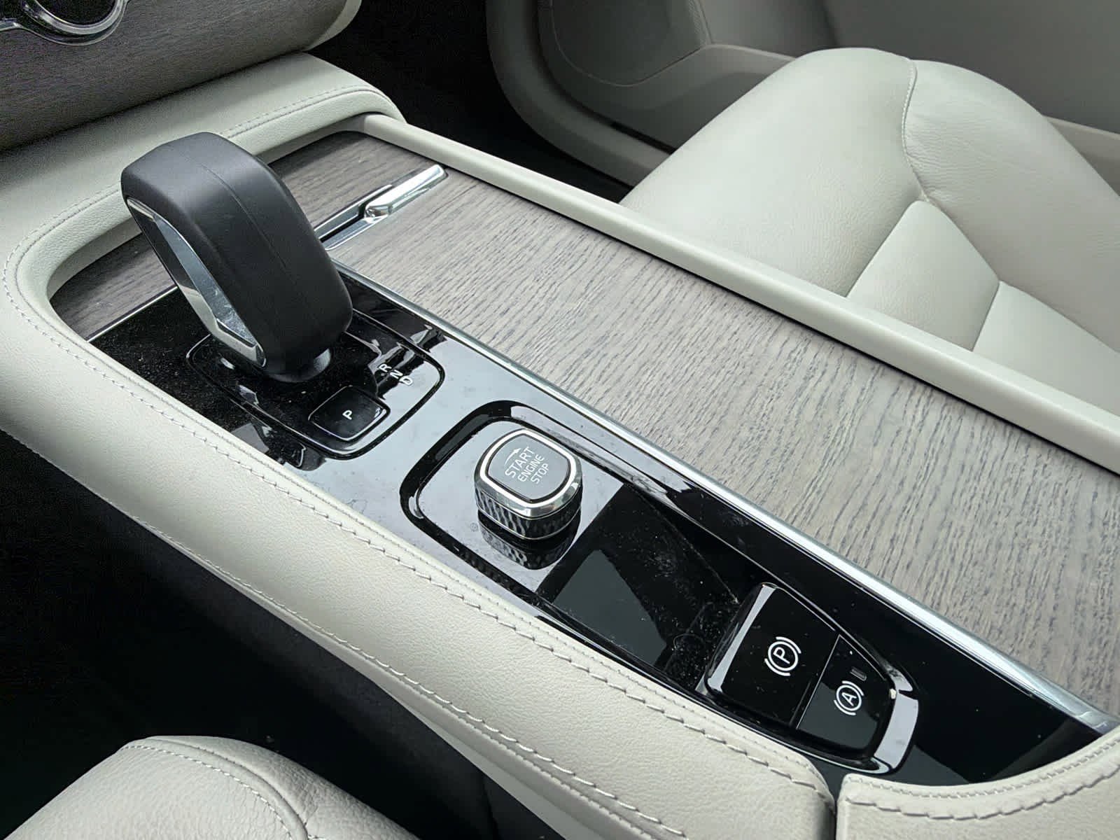 Used 2023 Volvo XC90 B5 Plus w/ Protection Package Premier image 28