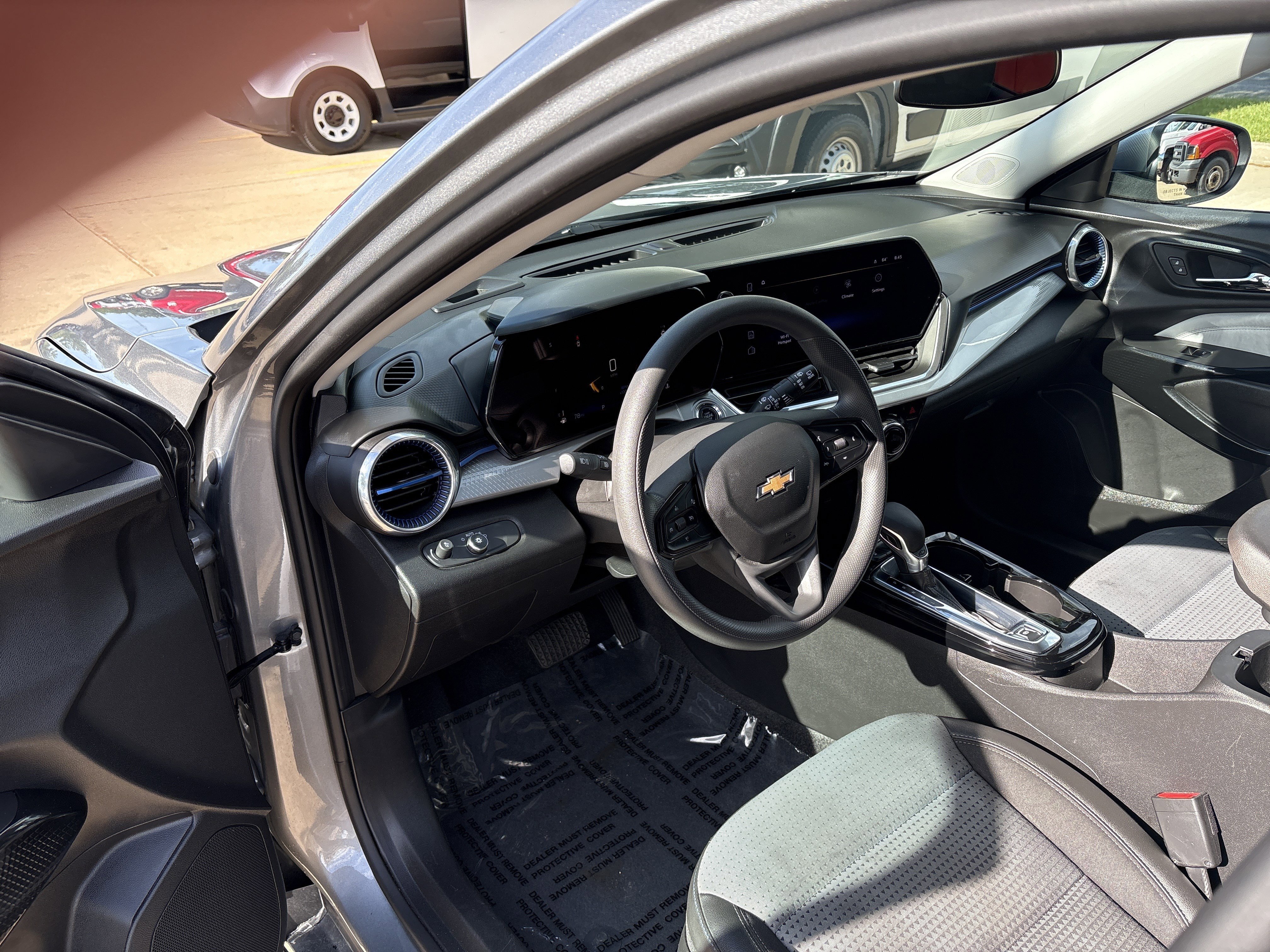 Used 2025 Chevrolet Trax LT FWD image 13