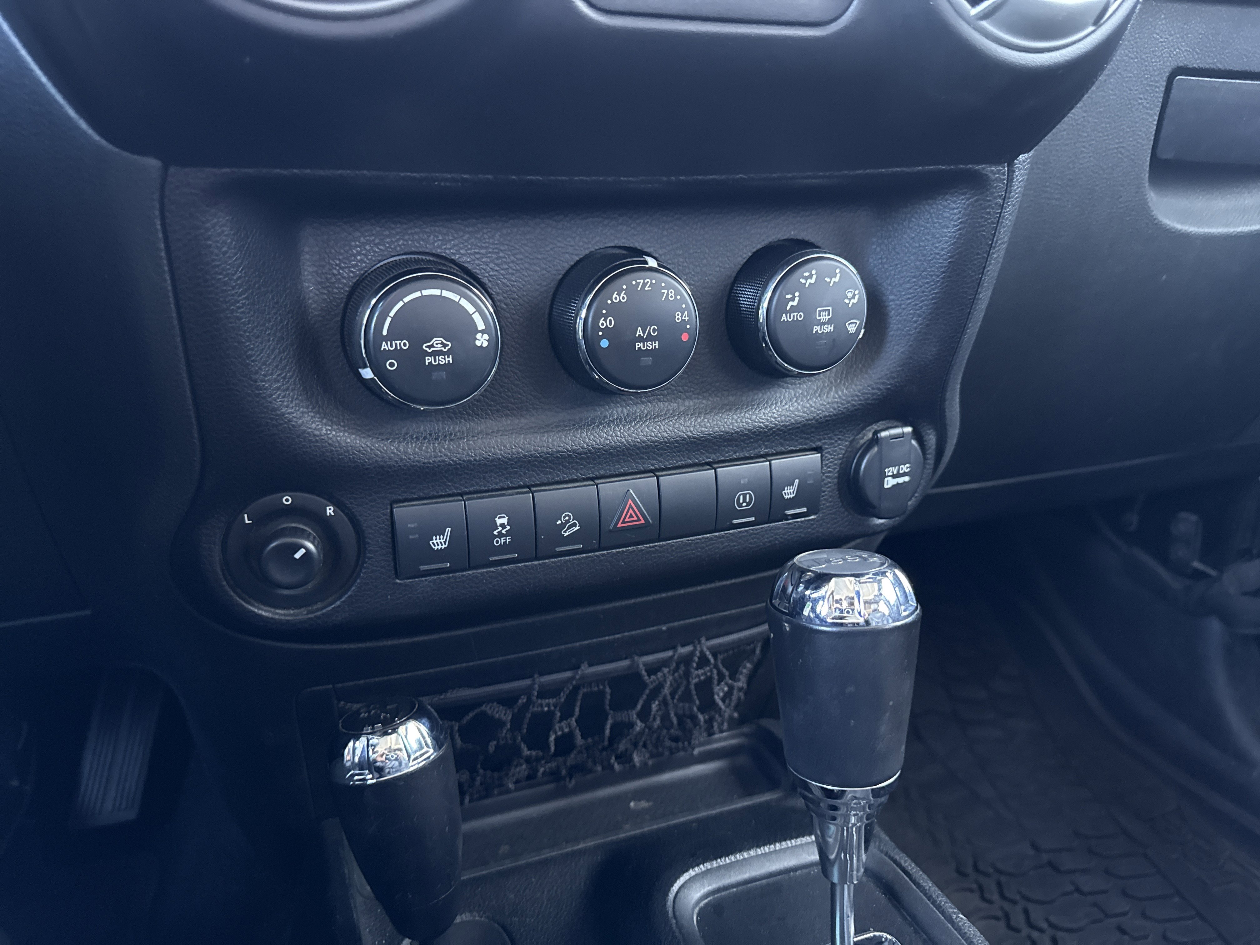 Used 2018 Jeep Wrangler Unlimited Sahara w/ Connectivity Group image 23