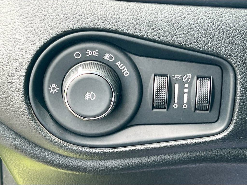 Certified 2017 Jeep Renegade Latitude w/ Popular Equipment Group FWD image 10