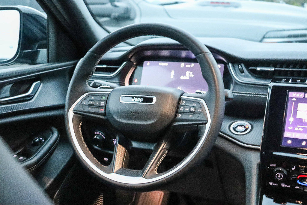 Used 2025 Jeep Grand Cherokee Altitude AWD/4WD image 17