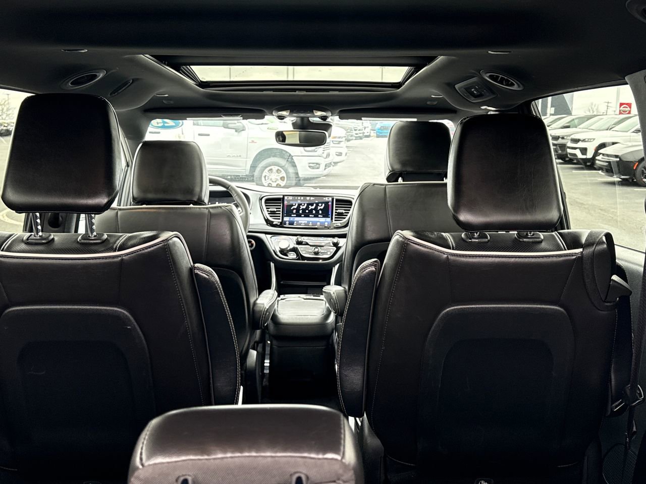 Used 2025 Chrysler Pacifica Premium image 11