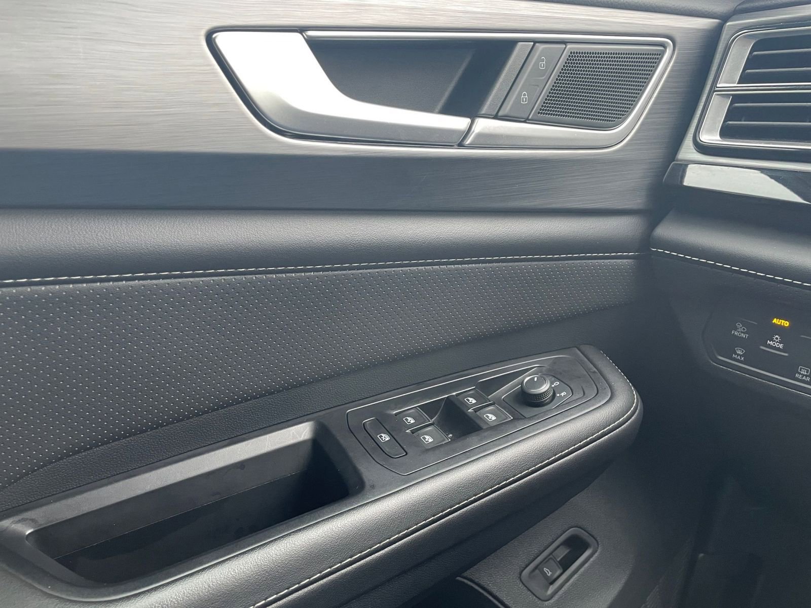 Used 2025 Volkswagen Atlas Cross Sport SE image 20