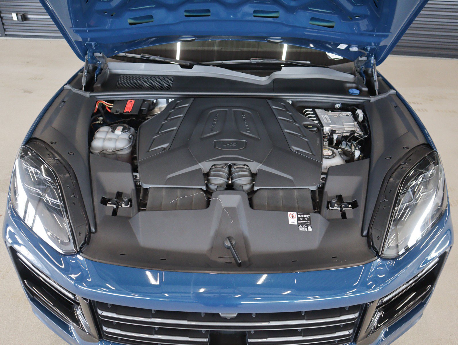 Certified 2024 Porsche Cayenne Turbo AWD/4WD image 25