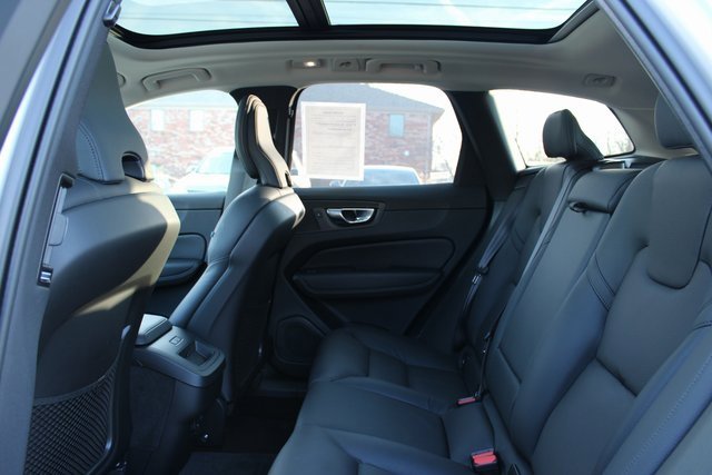 Used 2025 Volvo XC60 B5 Plus image 33