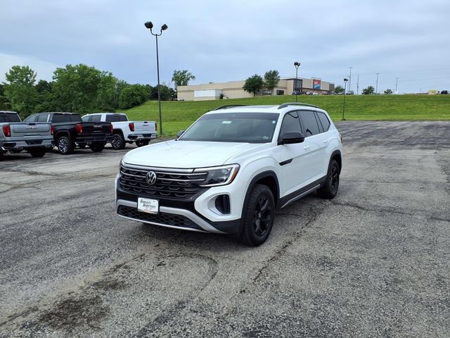Used 2025 Volkswagen Atlas Peak Edition SE AWD/4WD image 42