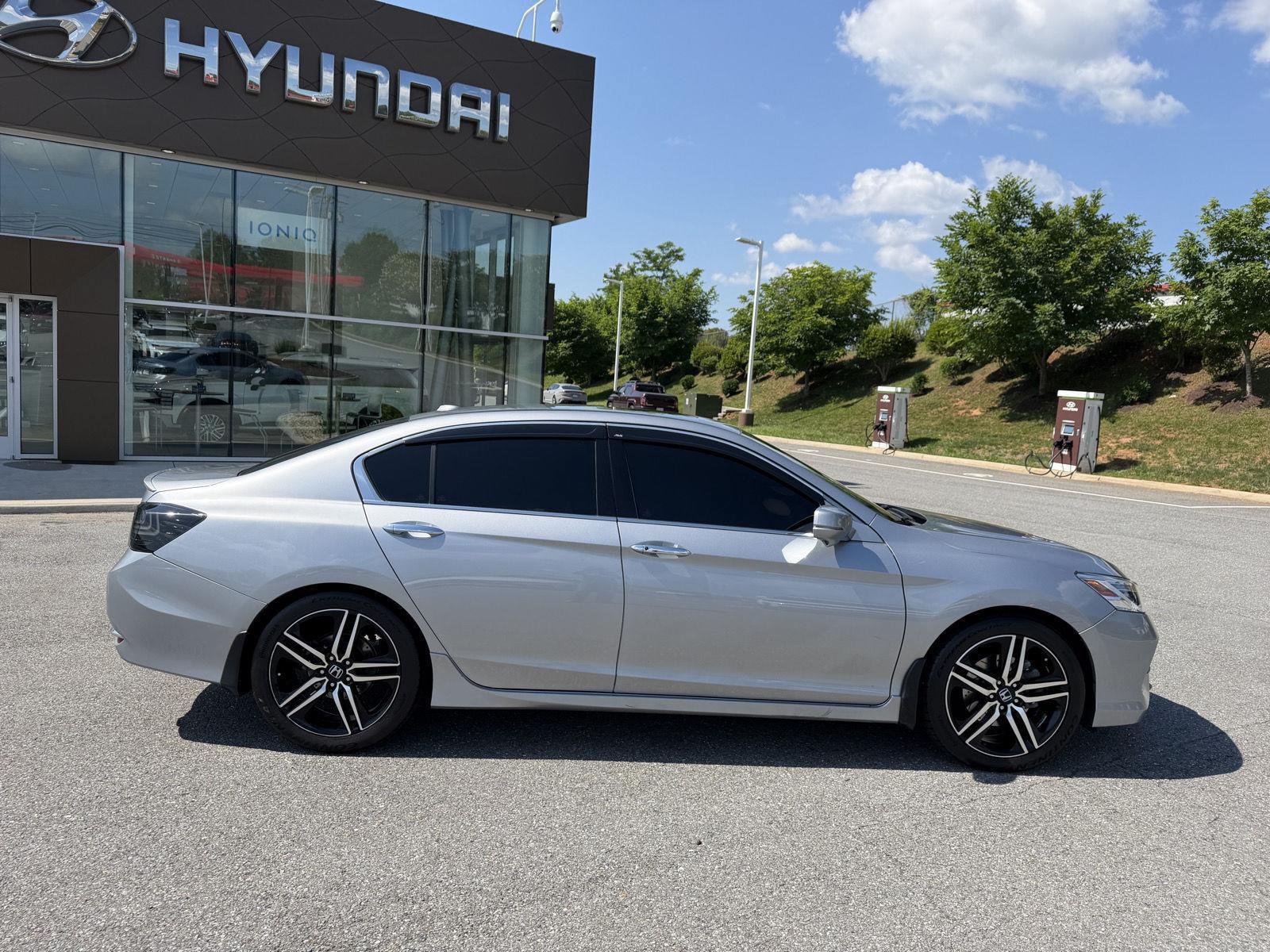 Used 2017 Honda Accord Touring image 10