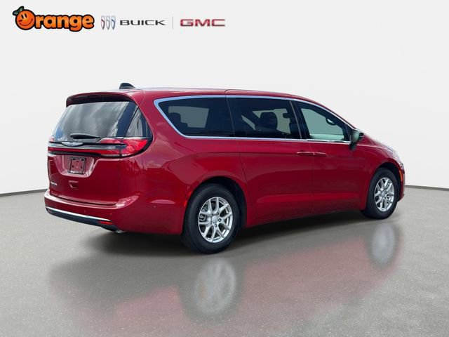 Used 2025 Chrysler Pacifica Select FWD image 3