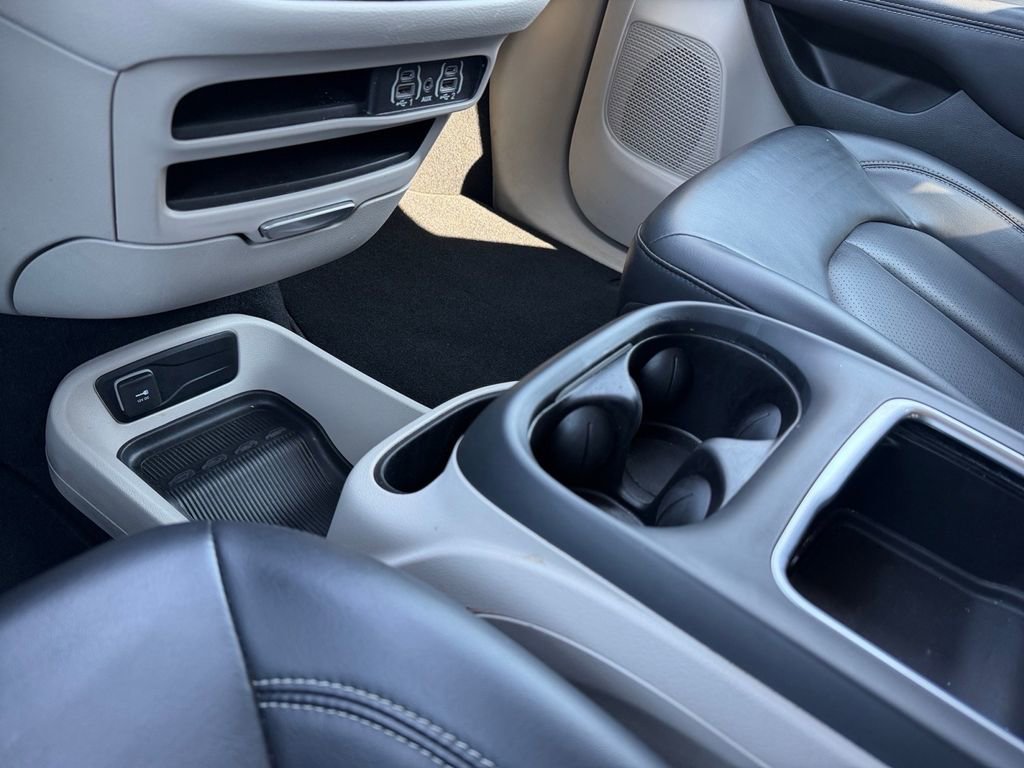 Used 2023 Chrysler Pacifica Touring-L image 25