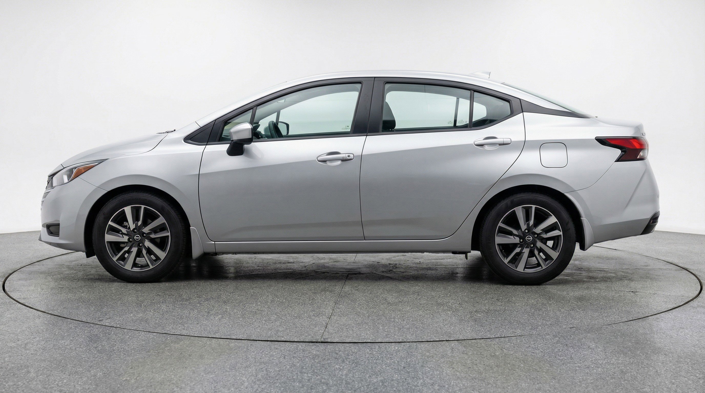 Used 2025 Nissan Versa SV FWD image 5