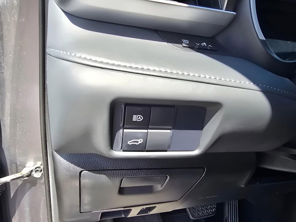 Used 2021 Toyota Highlander XLE AWD/4WD image 23