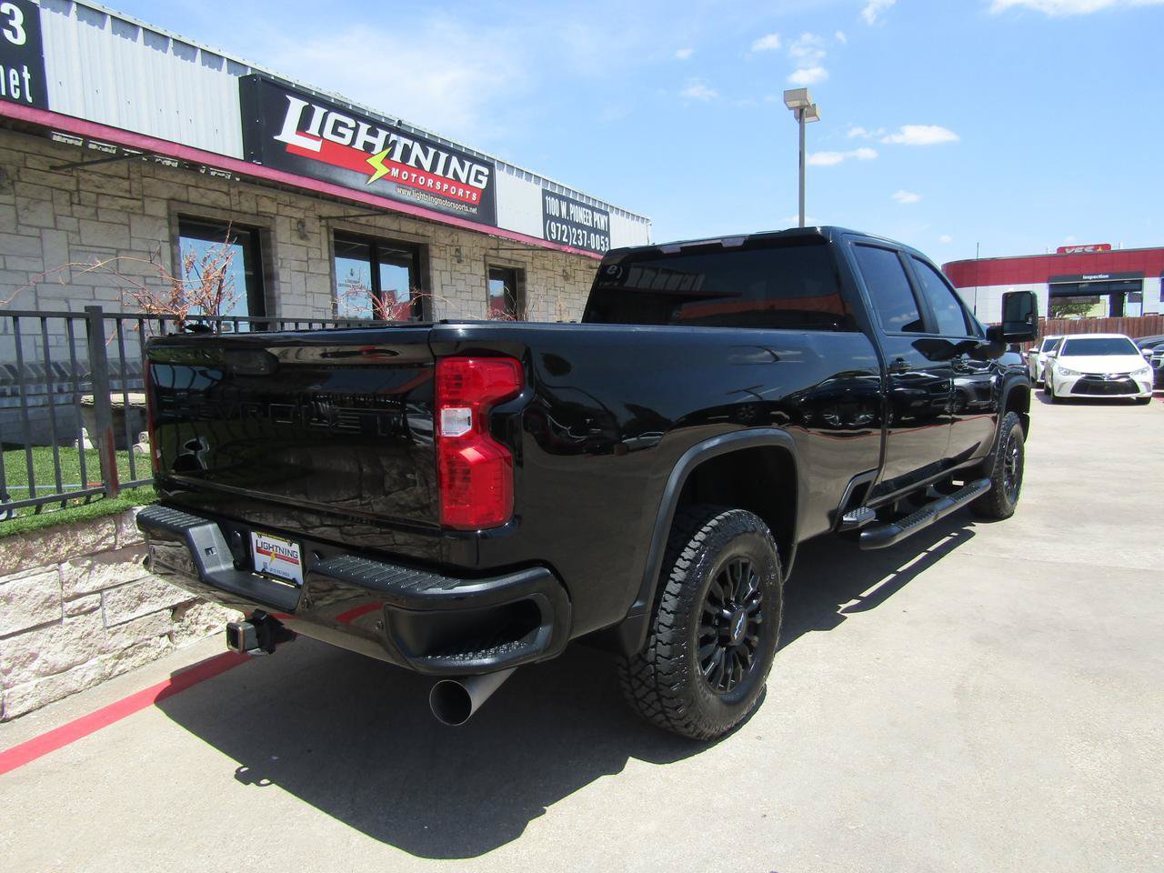 Used 2022 Chevrolet Silverado 2500 LT w/ Midnight Edition AWD/4WD image 4
