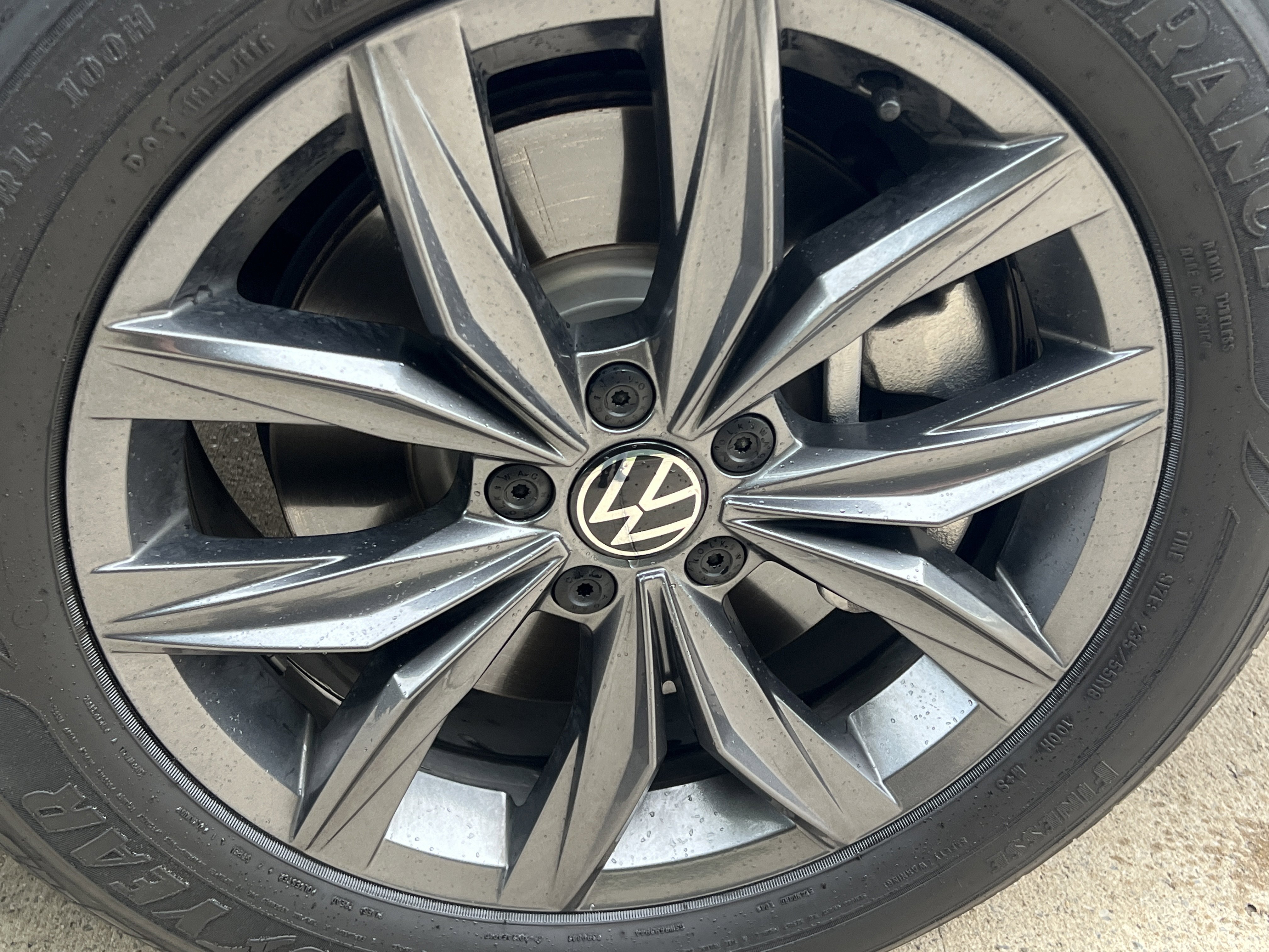 Used 2023 Volkswagen Tiguan SE w/ Panoramic Sunroof Package FWD image 12