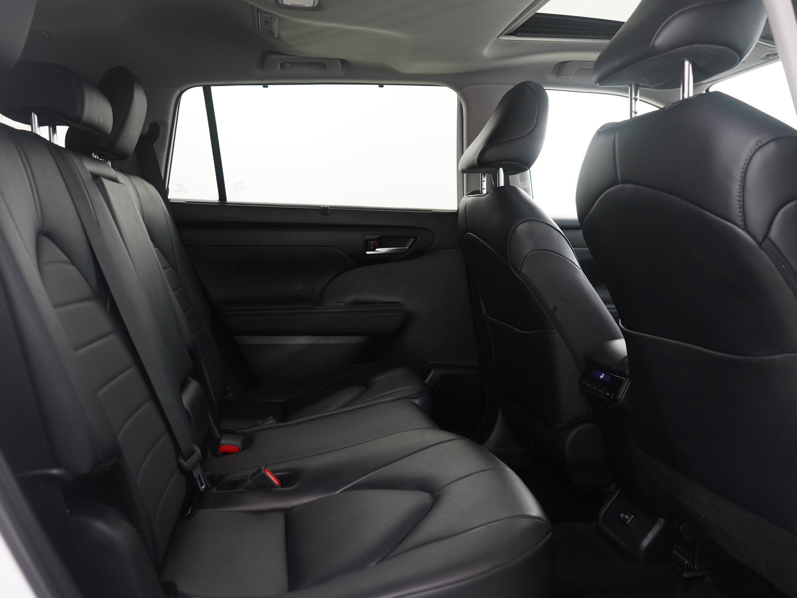 Used 2024 Toyota Highlander XLE AWD/4WD image 12