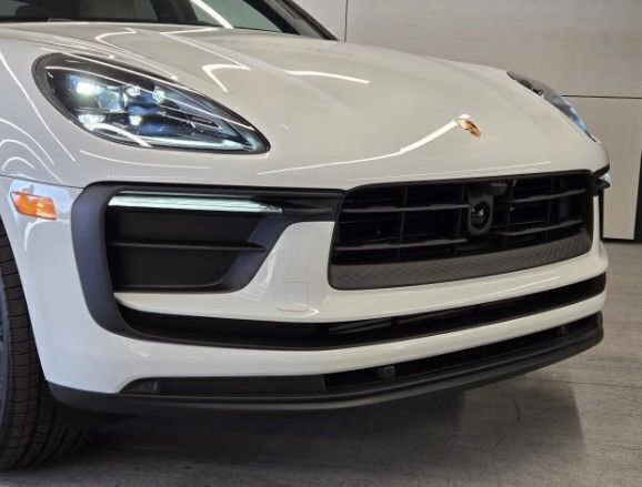 Certified 2025 Porsche Macan AWD/4WD image 10