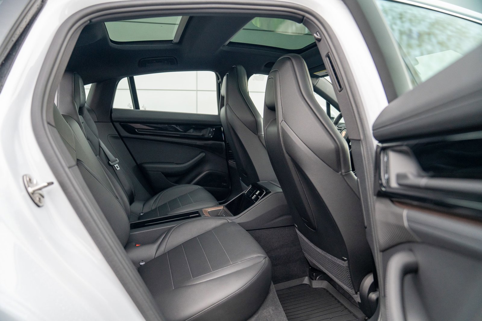 Used 2025 Porsche Panamera 4 image 24