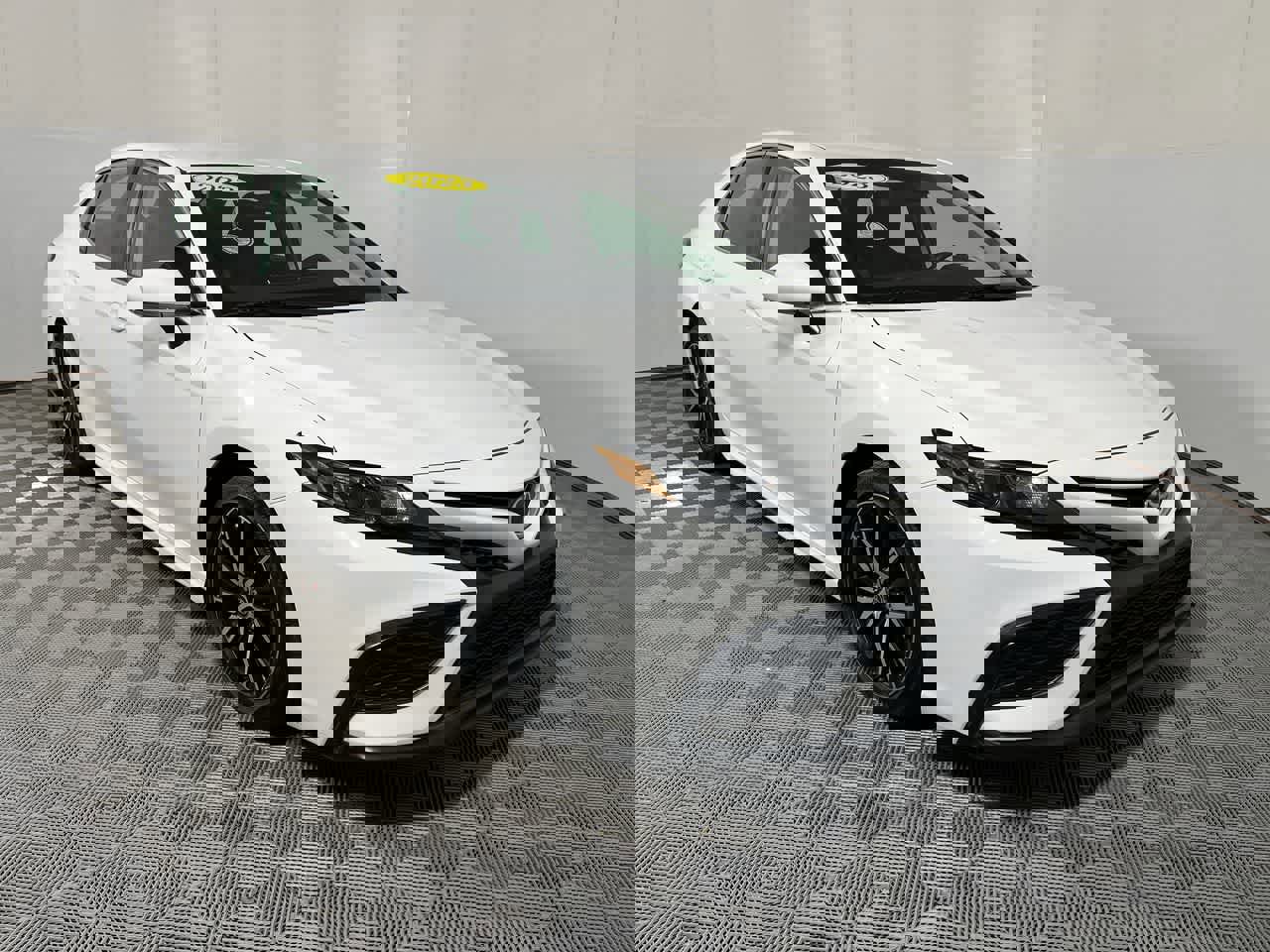 Used 2023 Toyota Camry SE image 2