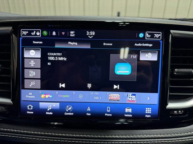 Used 2025 Chrysler Pacifica Limited image 44