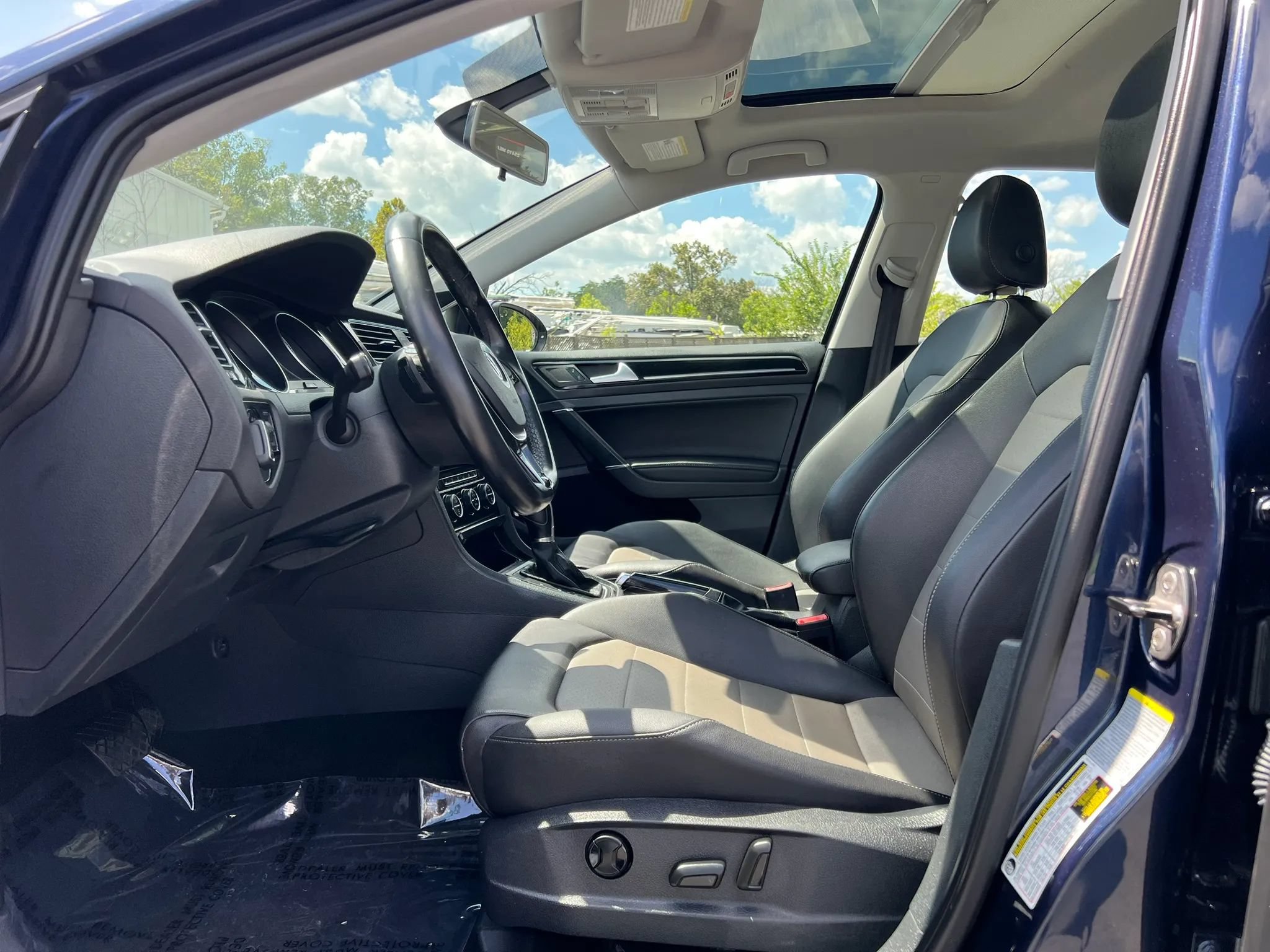 Used 2015 Volkswagen Golf 4-Door FWD image 13
