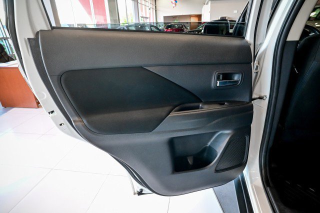 Used 2014 Mitsubishi Outlander SE AWD/4WD image 21