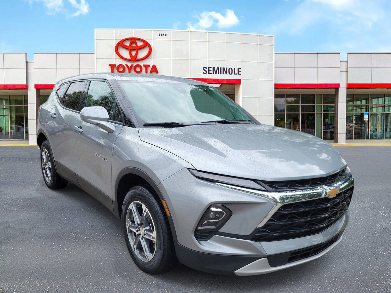 Used 2025 Chevrolet Blazer LT FWD image 2